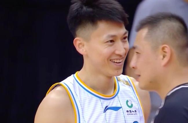 断子绝孙式犯规？刘晓宇连踢带顶，广东杜锋爱将捂着*处私**痛苦退场