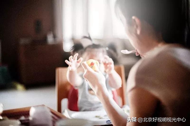 近视的父母如何预防孩子近视,妈妈不近视爸爸近视会遗传吗