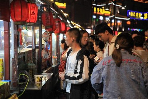 这座城以夜市美食闻名，传承千年彻夜灯火，通明人山人海