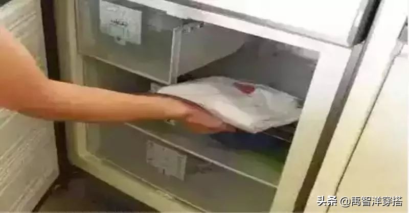 白衣服发霉怎么恢复原色,白衣服发霉了怎么洗得干净