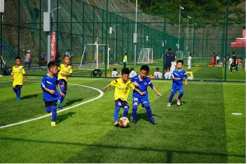 开学去踢球,开学去球场踢球