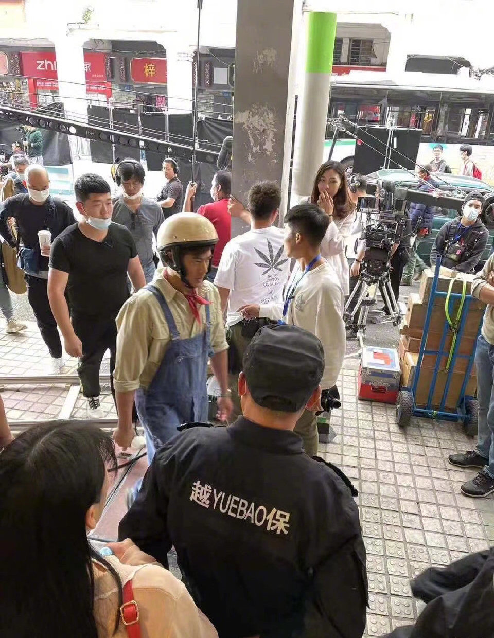 郭富城摘头盔帅气视频,郭富城背带裤