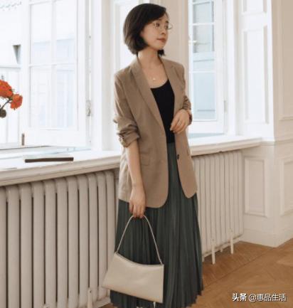 黑色短袖修身小西装怎么搭配好看,初秋时尚搭配小西装更显小资魅力