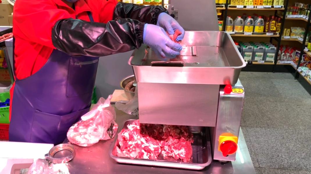 灌香肠的独家秘方一定要收藏起来,70岁大爷做腊肠