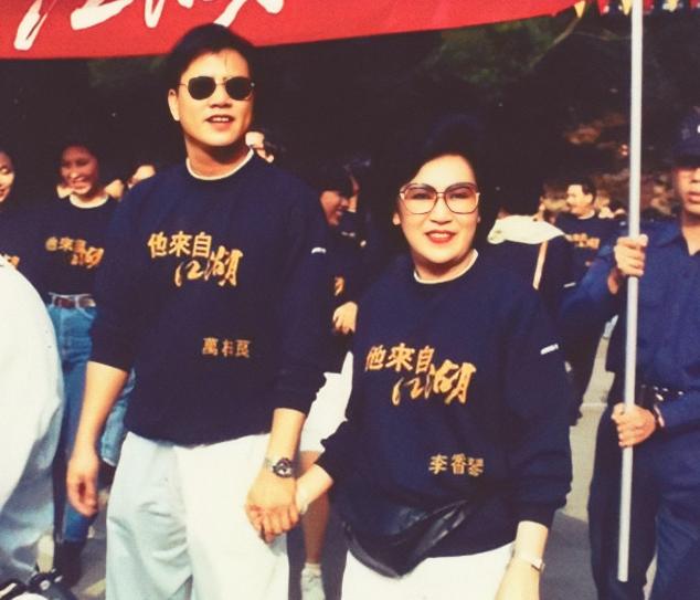 排场这么大、敢抢寿星名导的风头？拒绝与周星驰和解的他有何底气