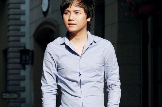 他被称为“神曲教父”，创造无数全民神曲，却自嘲唱歌难听