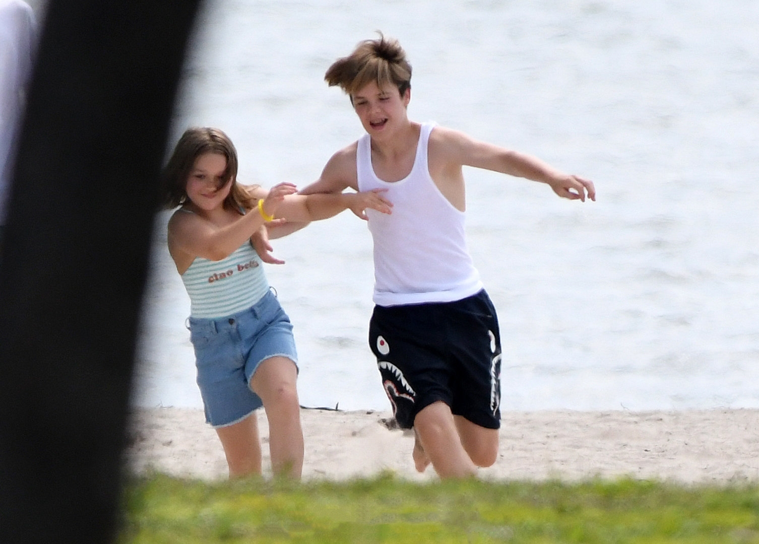 小七是大姑娘了！沙滩踢足球一人对阵两个哥哥，女汉子太有小贝范