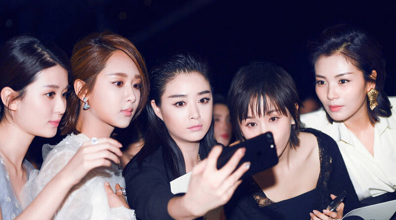 杨紫发布会被问张一山李现谁帅,杨紫生日照无水印