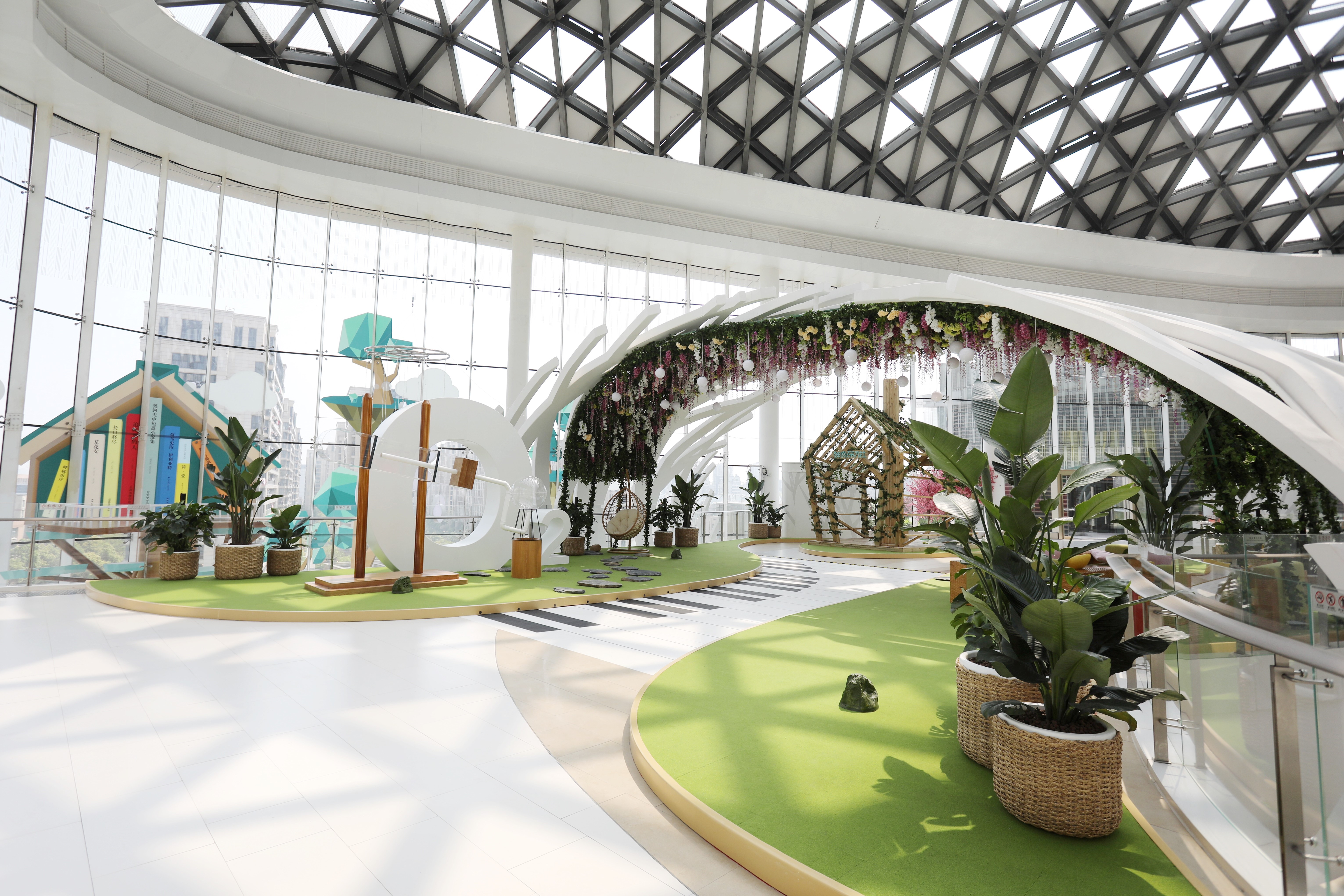 IP“屁桃君”首入杭杭州金地广场“金粉节”解锁全新生活可能性