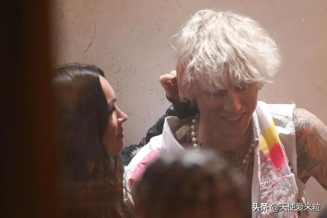 梅根福克斯与继子相处愉快,梅根福克斯为什么和前夫离婚