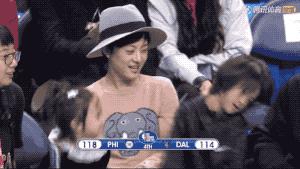 小花妹妹不打马赛克了！抱着邓超的手有点害羞，不笑是因为孙俪