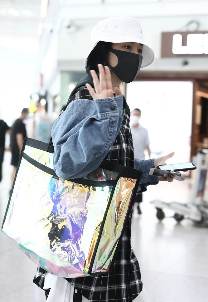 何捷和张馨予拍婚纱照图片,何捷张馨予军装婚纱照甜蜜