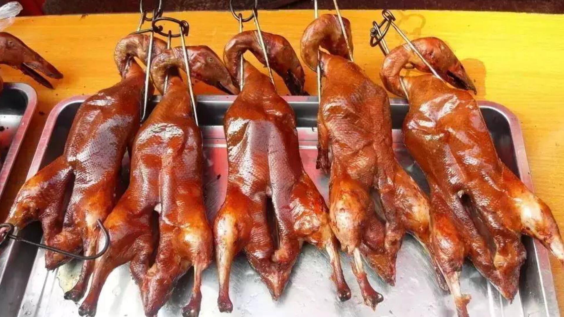 街边18元一只烤鸭到底能不能吃,一只活鸭卖70元为何烤鸭卖18元