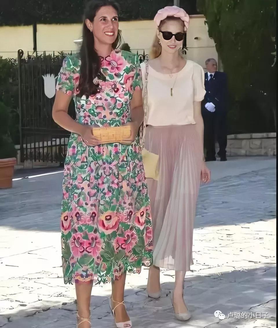 摩纳哥王妃终于精心打扮,摩纳哥最美王妃穿衣搭配