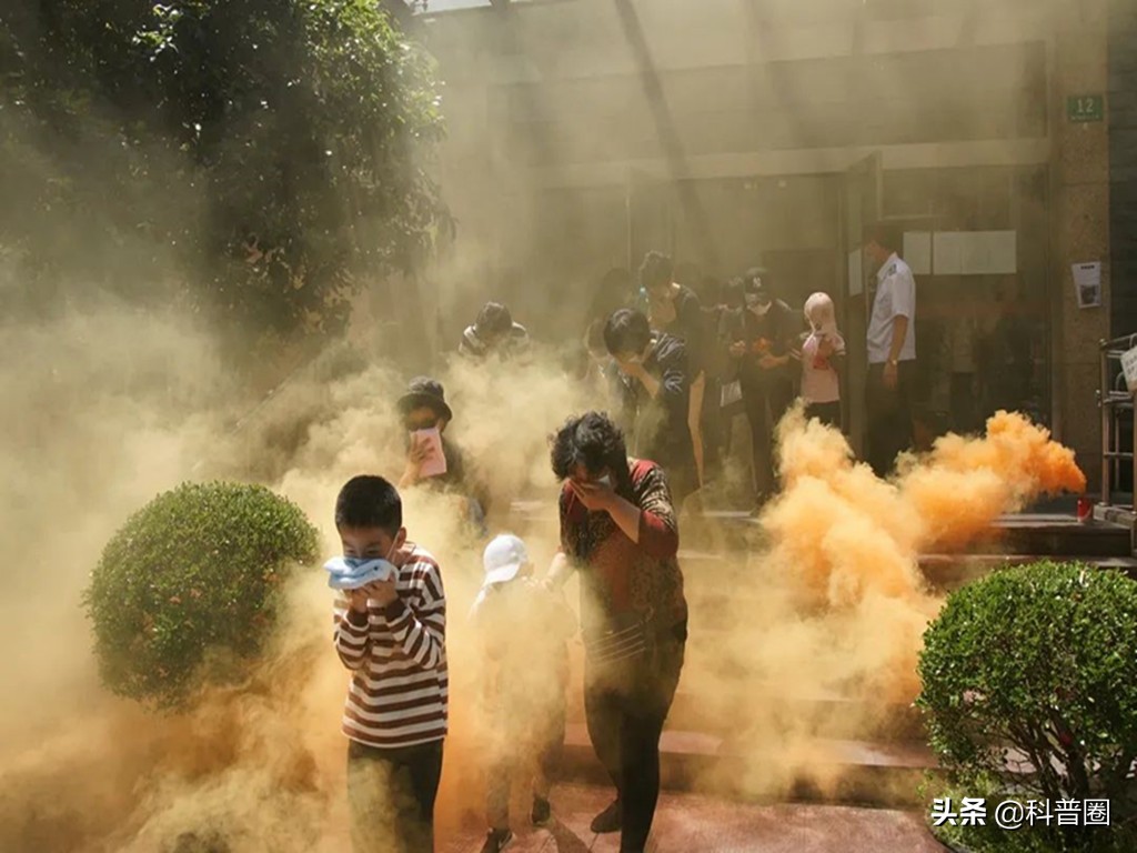 高楼火灾往上还是往下,高层建筑发生火灾该怎么办