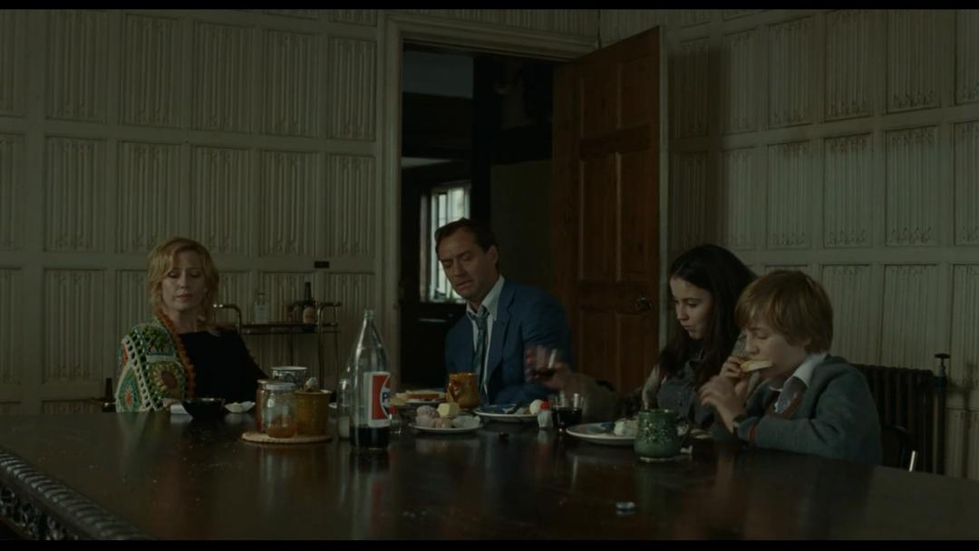 凡尔赛学经典反例，这部电影讲述了虚假繁荣的极端