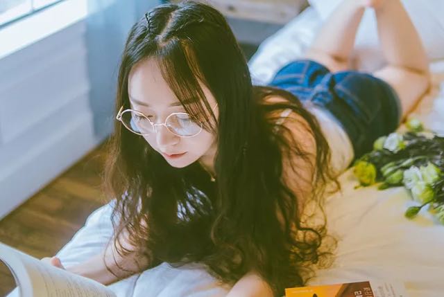 对男人专一深情重感情的女人,女人专情且长情男人多情且绝情