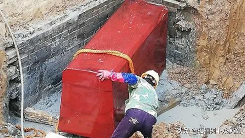 楠木棺木的真实故事,考古专家挖出200年前的古棺