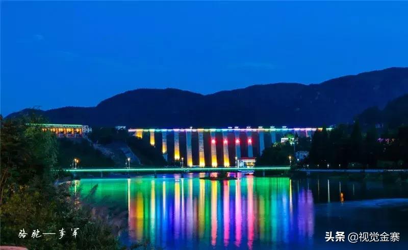 金寨城市夜晚霓虹灯璀璨,金寨山城夜景美景