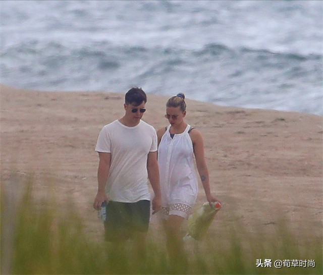 “寡姐”同未婚夫度假，穿蕾丝裙却显朴素，生活气息浓厚