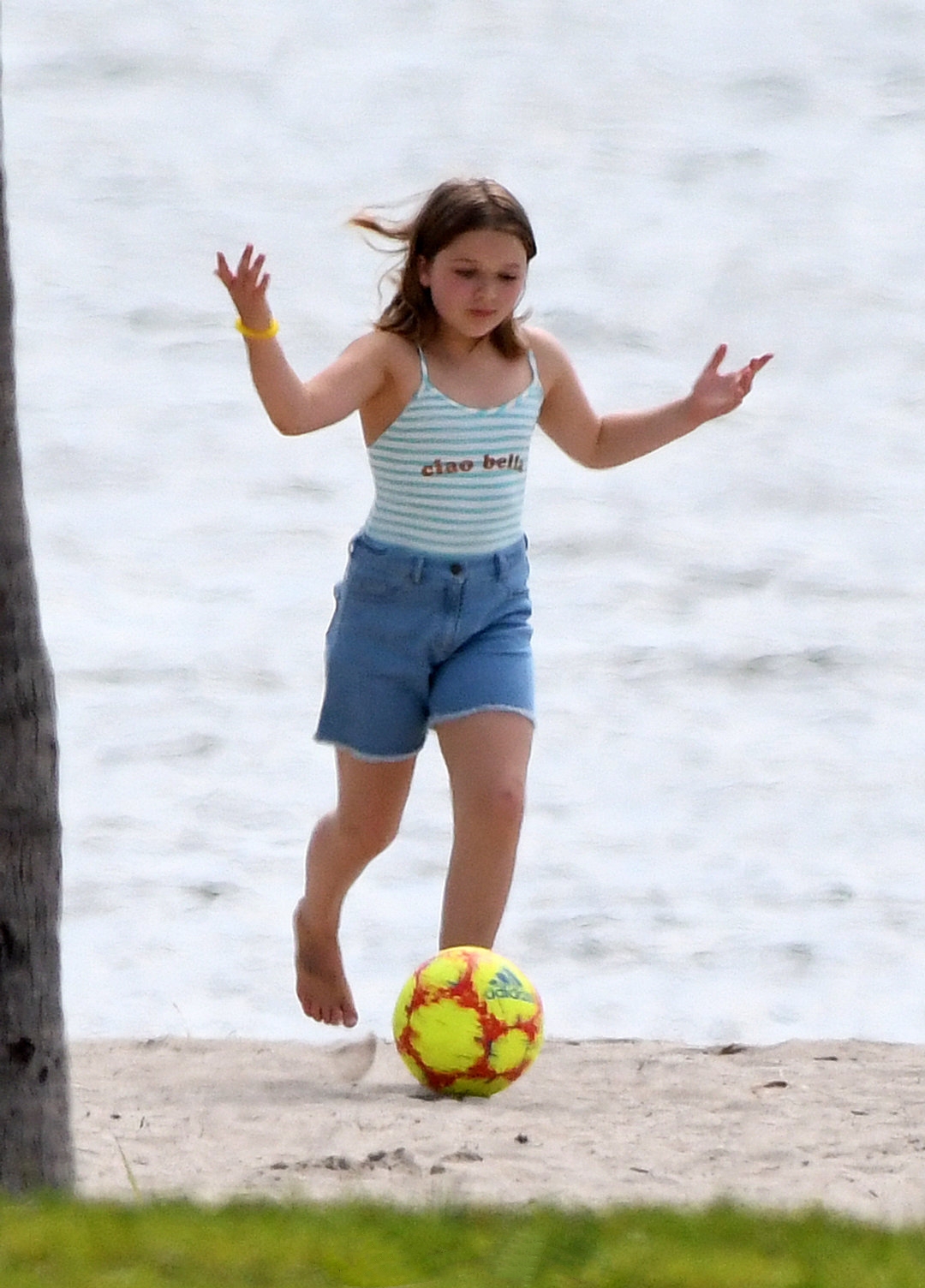 小七是大姑娘了！沙滩踢足球一人对阵两个哥哥，女汉子太有小贝范