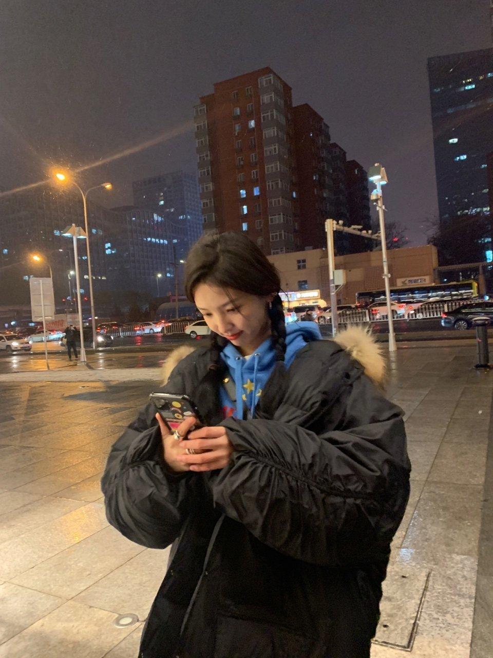 章若楠气质穿搭,章若楠卫衣叠穿衬衫