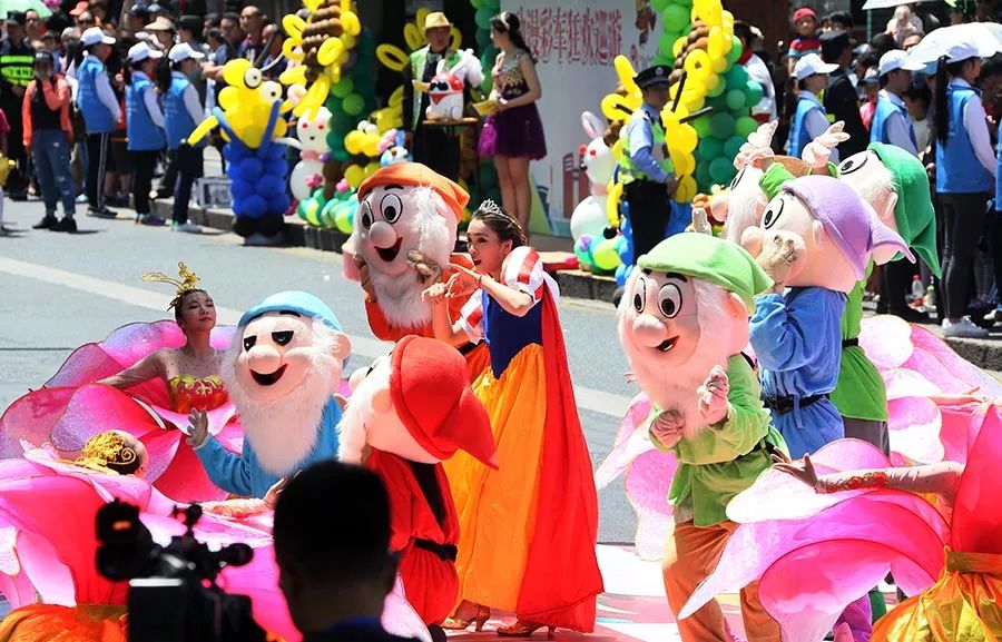 万人马拉松最美跑道激情奔跑,万人马拉松现场有多震撼