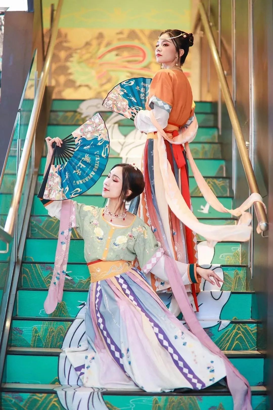 卡姿兰x必胜客的“下午茶”主题彩妆包装,梦回爱丽丝