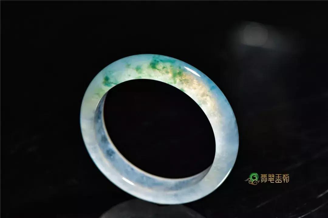 婆婆给儿媳一只金手镯,婆婆给我二手的银手镯