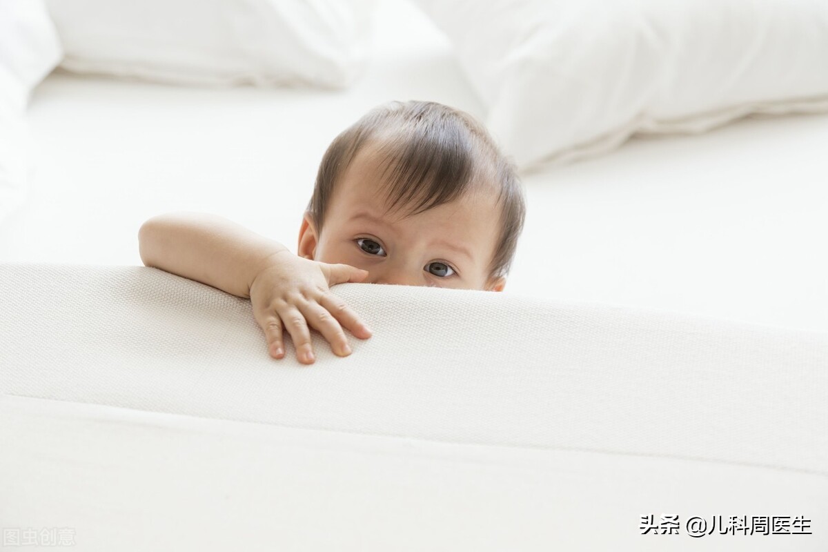 宝宝爱哭又不吃奶怎么回事,半岁宝宝晚上哄睡难爱哭怎么回事