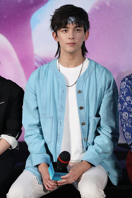 吴磊黑色卷发日常造型,吴磊发型同款