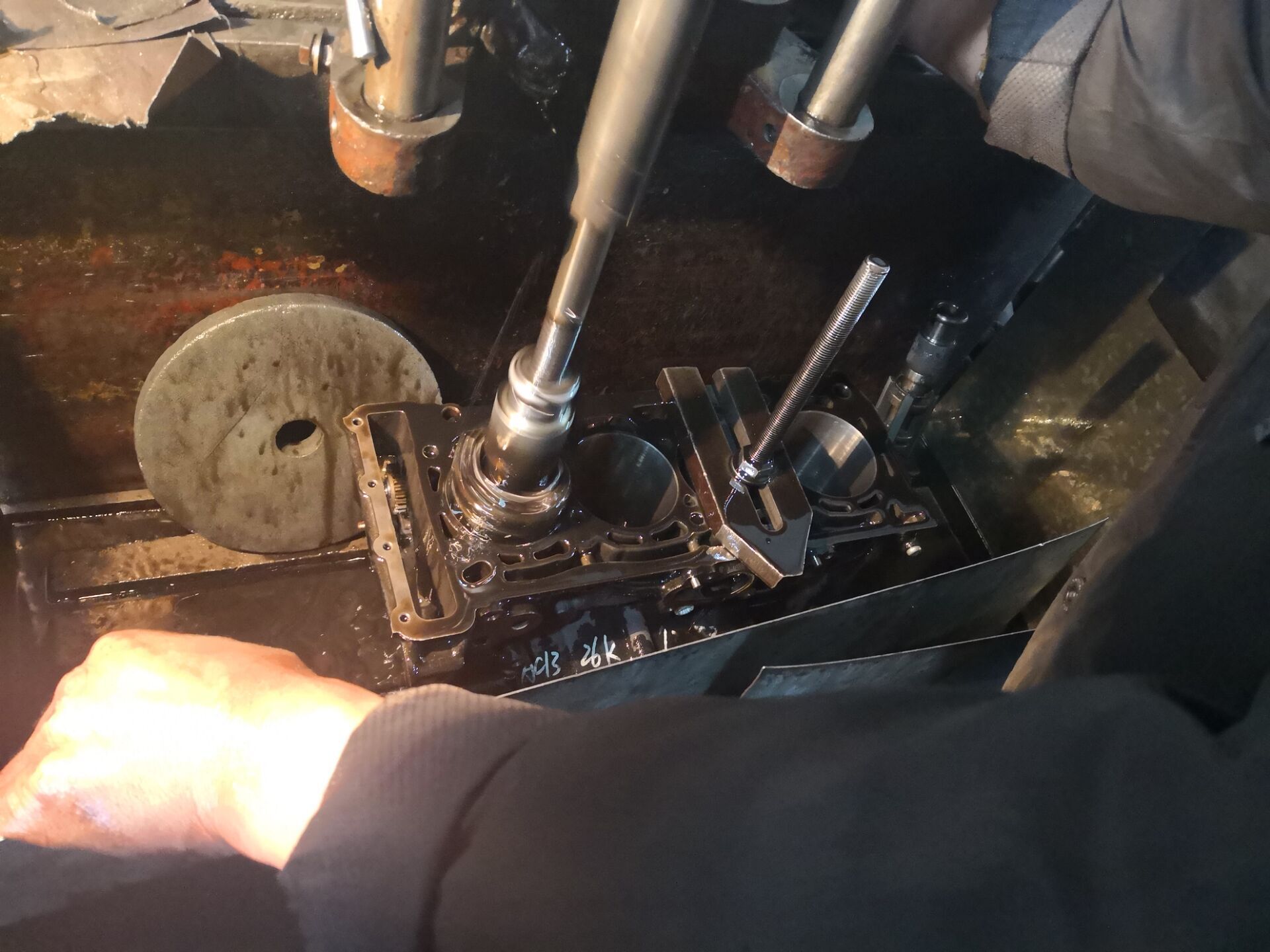 奥迪a4l严重烧机油怎么解决,奥迪a4l缸盖三通刚换过还是漏水