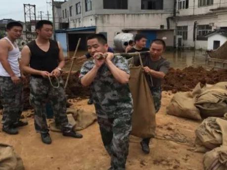 寻城记|这一抹“迷彩色”，帅
