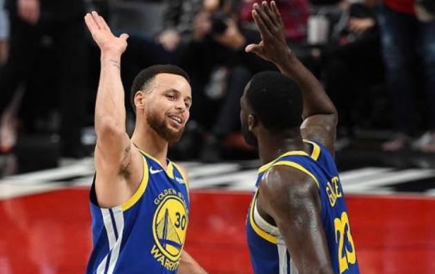 追梦格林上演大师级助攻,库里进球后服了:做望远镜手势“点赞”