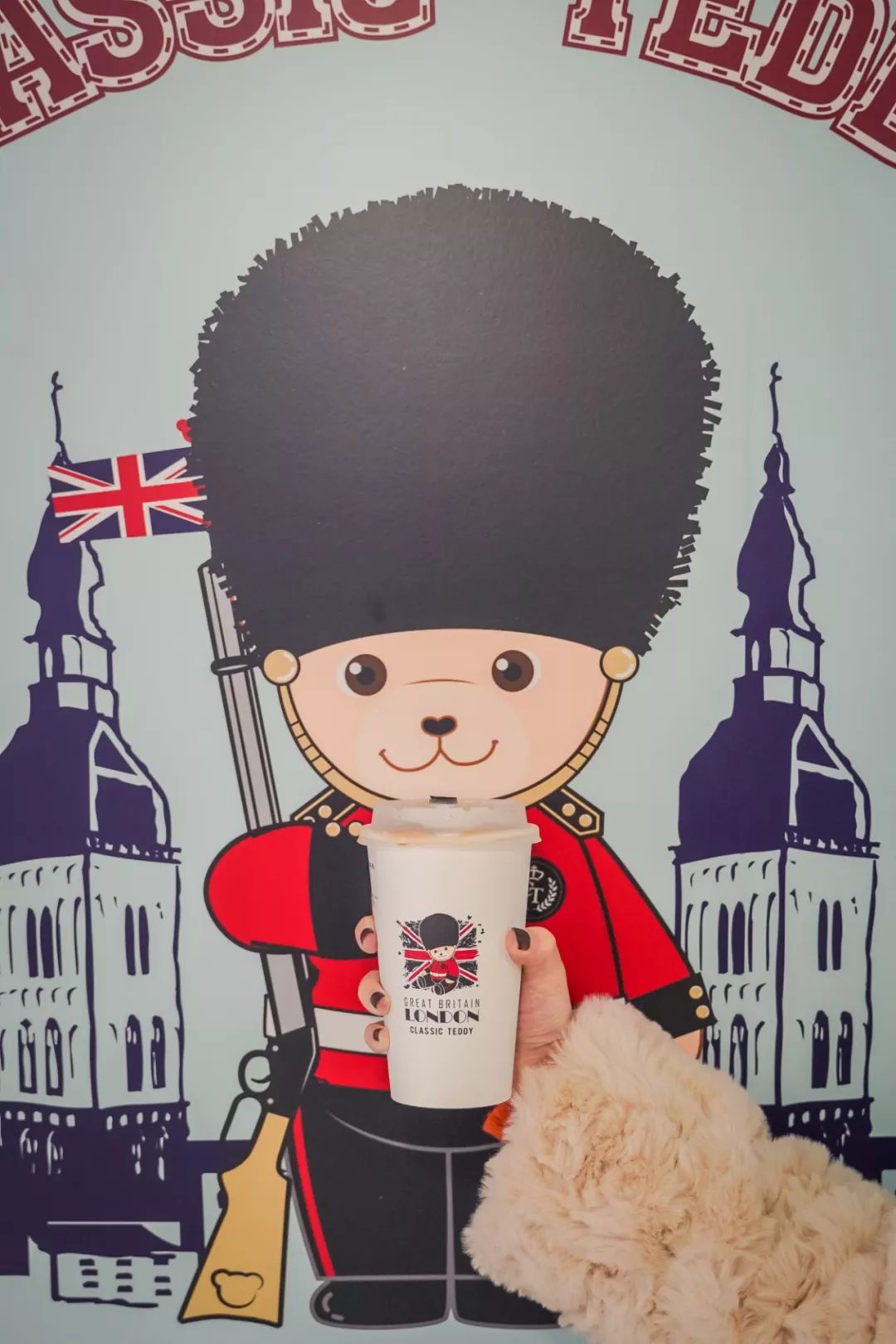 告别东方明珠、城隍庙，来上海这家暗藏100只泰迪的奶茶店