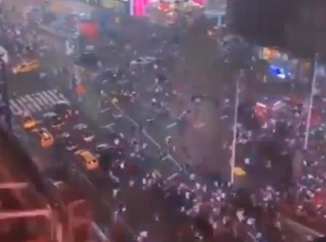 美民众已草木皆兵：摩托车回火当枪声，数千人集体奔逃，至少18伤