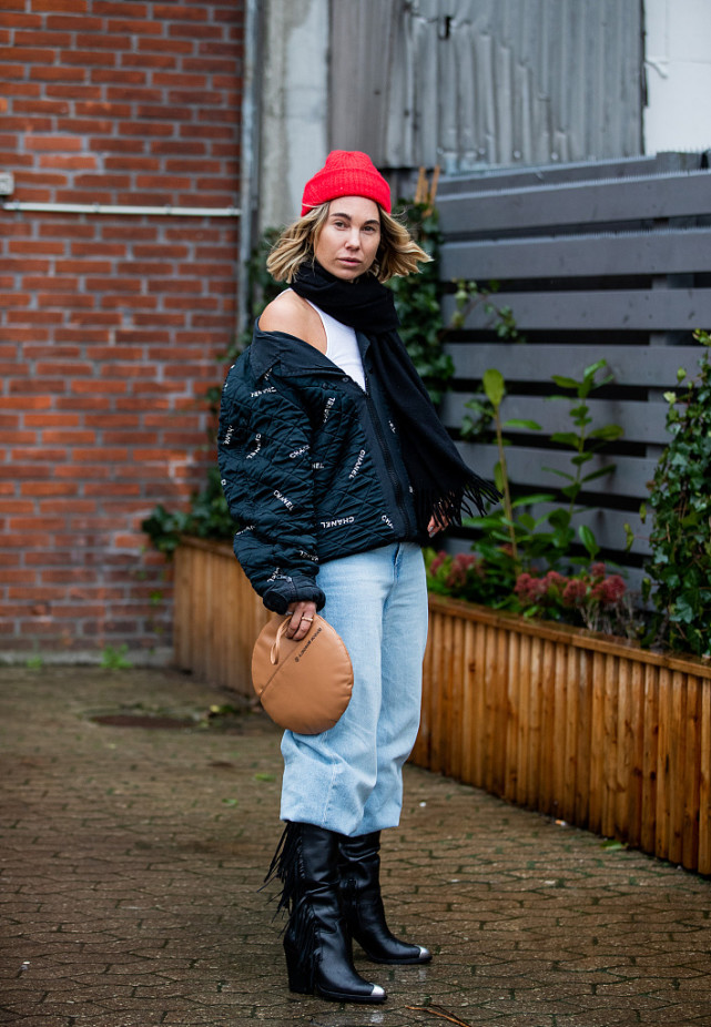 冬天不用穿太花,简单的黑色棉服,随便搭配都很帅气酷炫