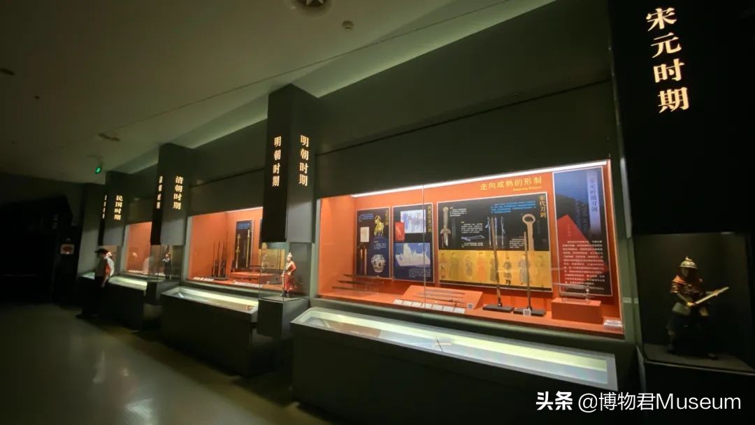 物开一刃为“刀”，两面*刃开**为“剑”，双刀相交为“剪”