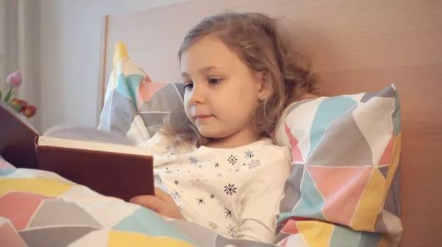 两个月的宝宝白天不睡觉怎么回事,两三个月小孩子晚上不睡觉怎么办