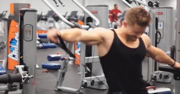 三角肌怎么练才不伤肩,如何把三角肌练得更大