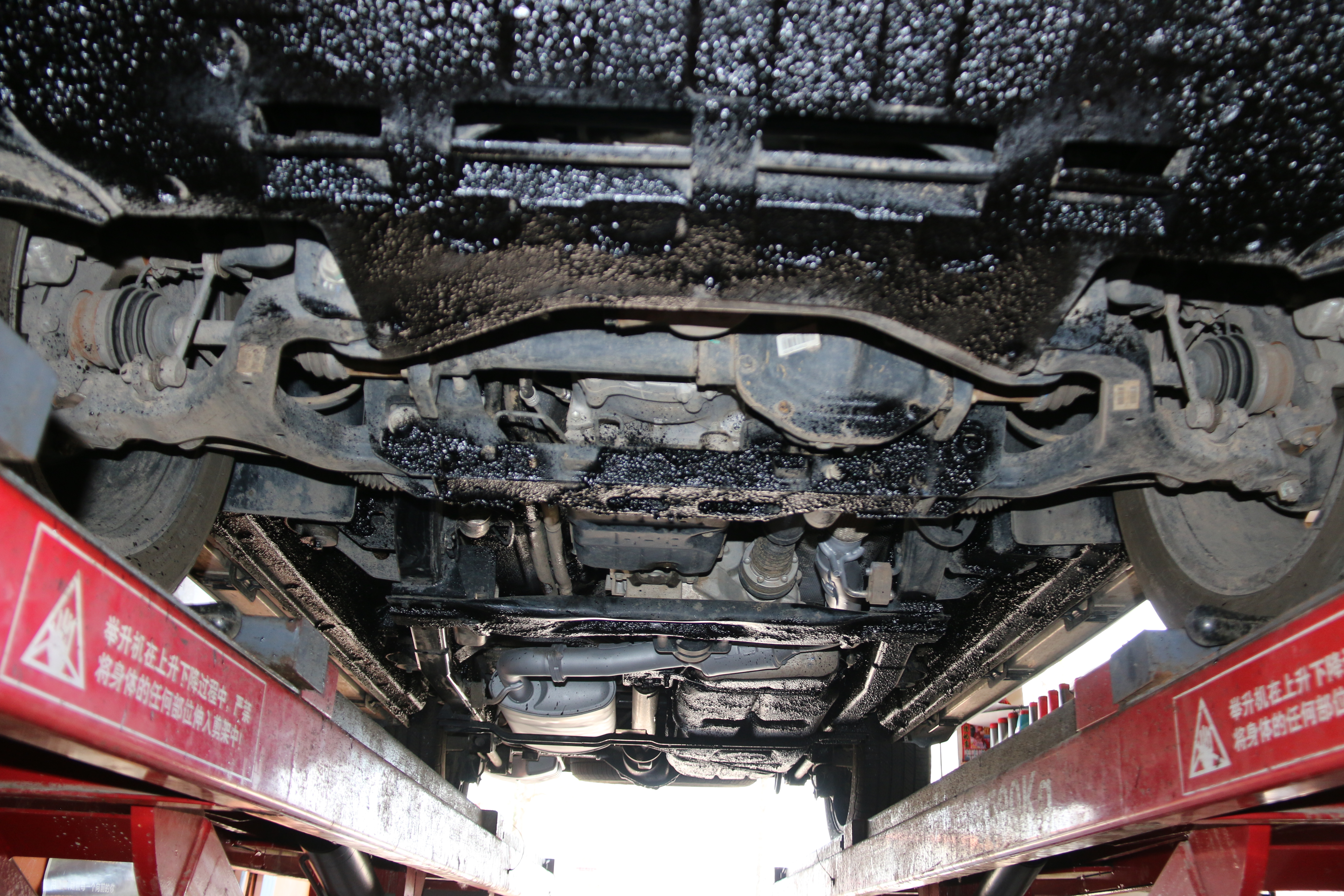 汽车做底盘装甲的好处及注意事项,汽车底盘装甲是什么有必要装吗