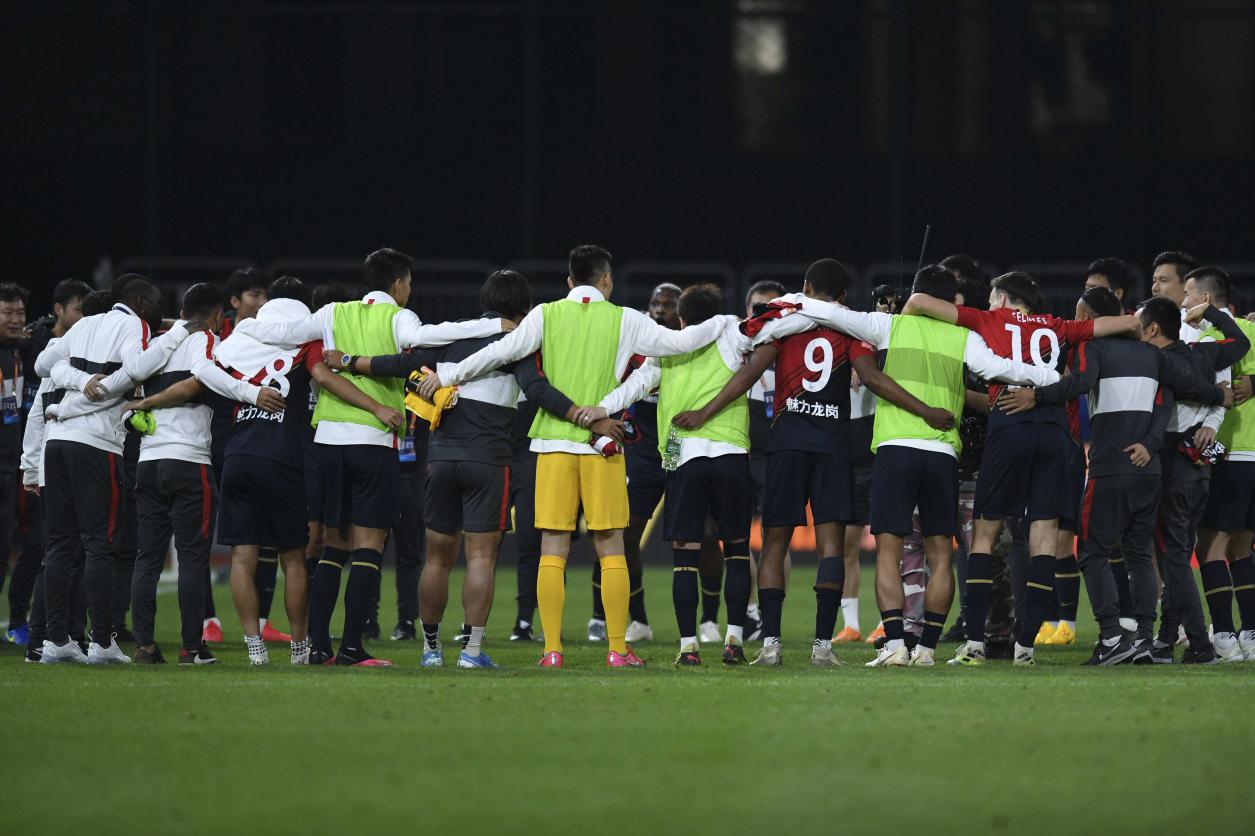 中超搞笑一幕，深足球员意外受伤，队医紧急救助，场面欢乐无比