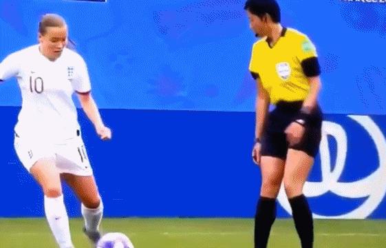 女足世界杯丑陋一幕！非洲弱旅输不起，推中国裁判+朝对手吐口水