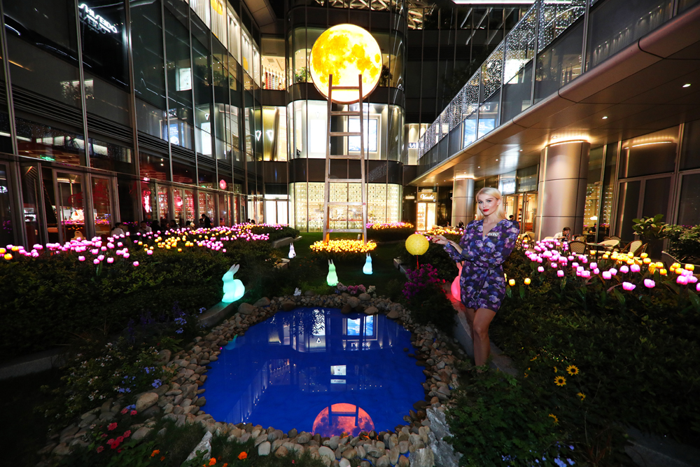 国际级艺术大师的巨型皓月艺术装置登陆上海OneITC商场