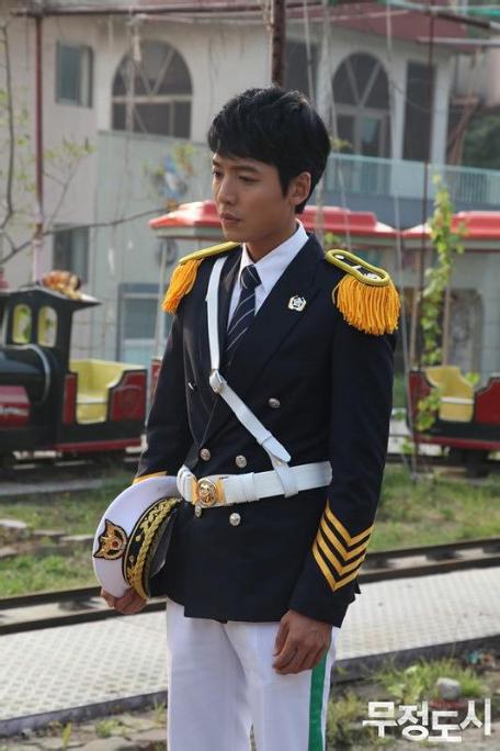 十部必看的韩国黑帮片,十部超好看的黑帮韩国电影新世界