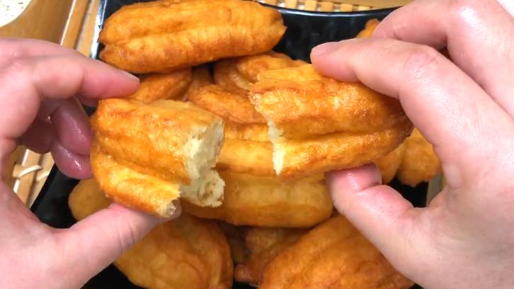 1斤面2个鸡蛋炸油条的配方,只用面粉和鸡蛋在家就能炸油条