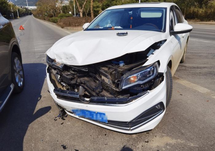 大众宝来侧面撞击别克昂科威，下车后，车主：这差距一个天一个地