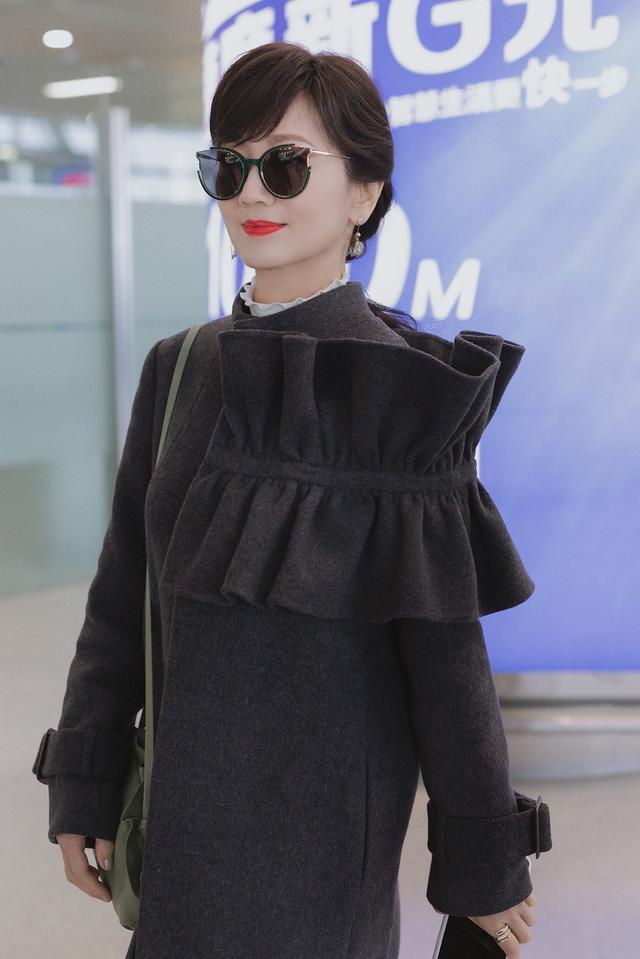 赵雅芝好会玩,穿呢大衣还要粘个大蝴蝶结,不显丑反而挺有时髦感