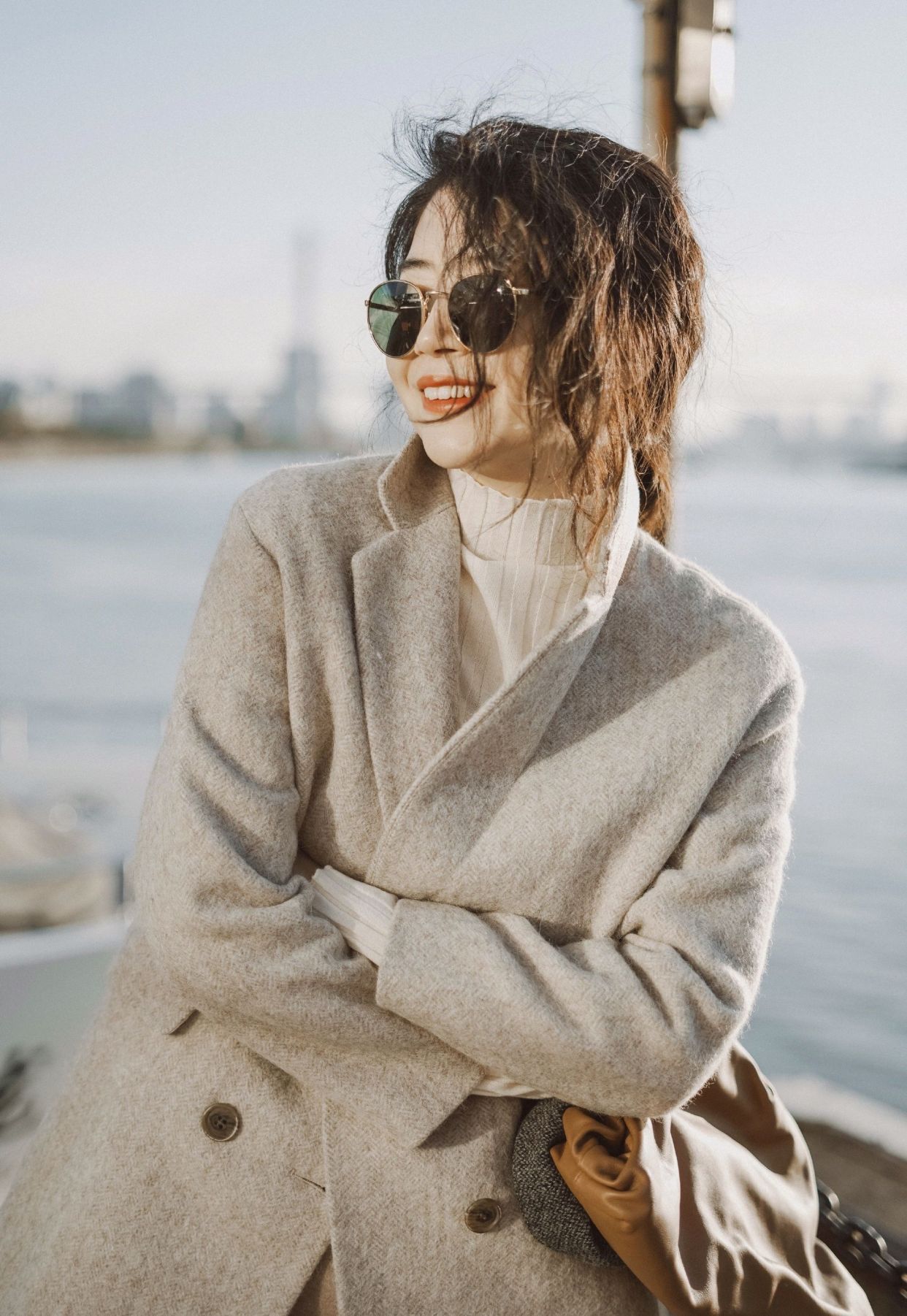 卡其色大衣毛茸茸怎么搭冬季,卡其色短裤呢子大衣穿搭高级感