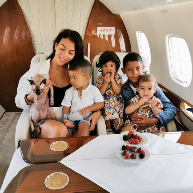 拿下亿万身价花花公子，从柜姐变第一富婆，她人生堪比偶像剧